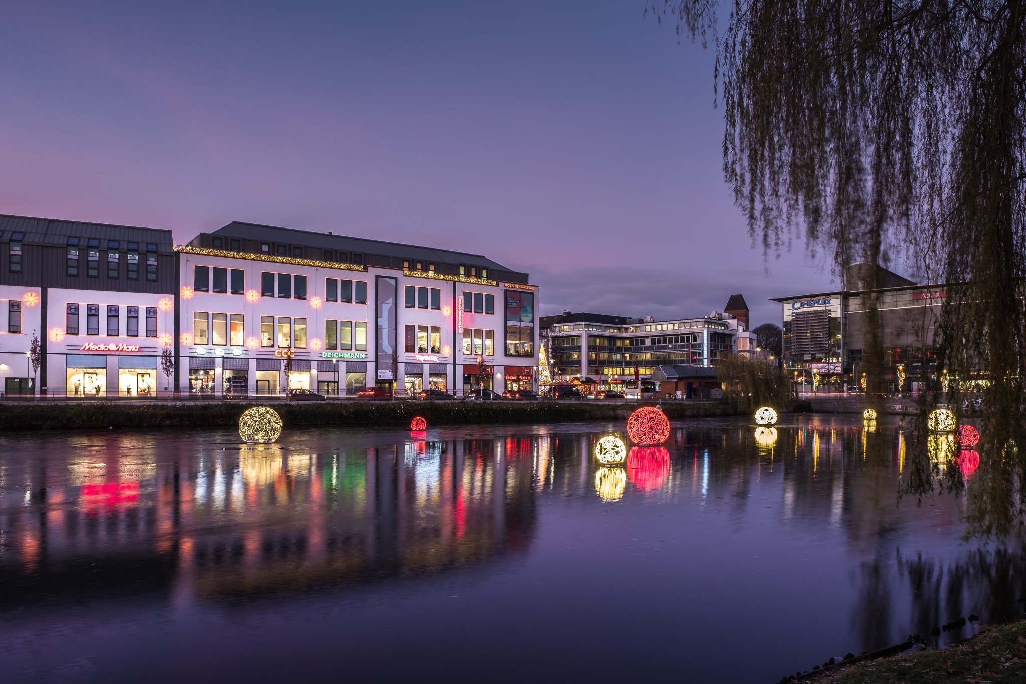 Adventskalender 2017 - Blick auf den Teich mit der Holsten-Galerie