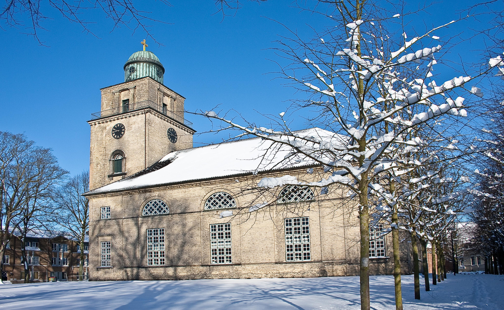 Adventskalender 2022 - Schneebedeckte Vicelinkirche, fotografiert von Marco Ludwig